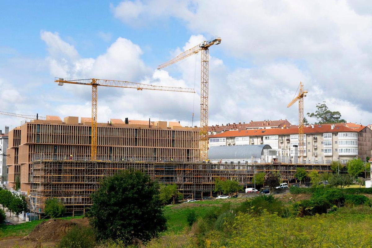 Edificio en construcción situado en la zona de Cornes, en el sur de la capital gallega. Foto: Angy Álvarez Estévez
