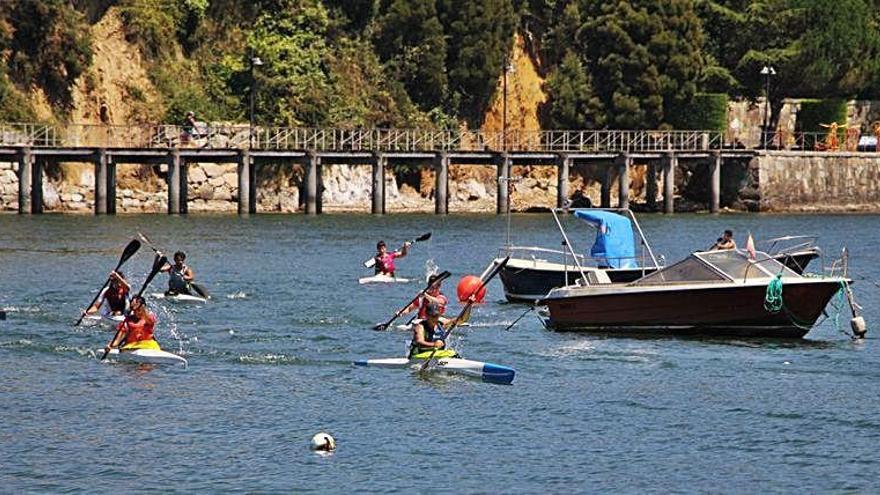 Palistas durante la prueba en el puerto de Miño.