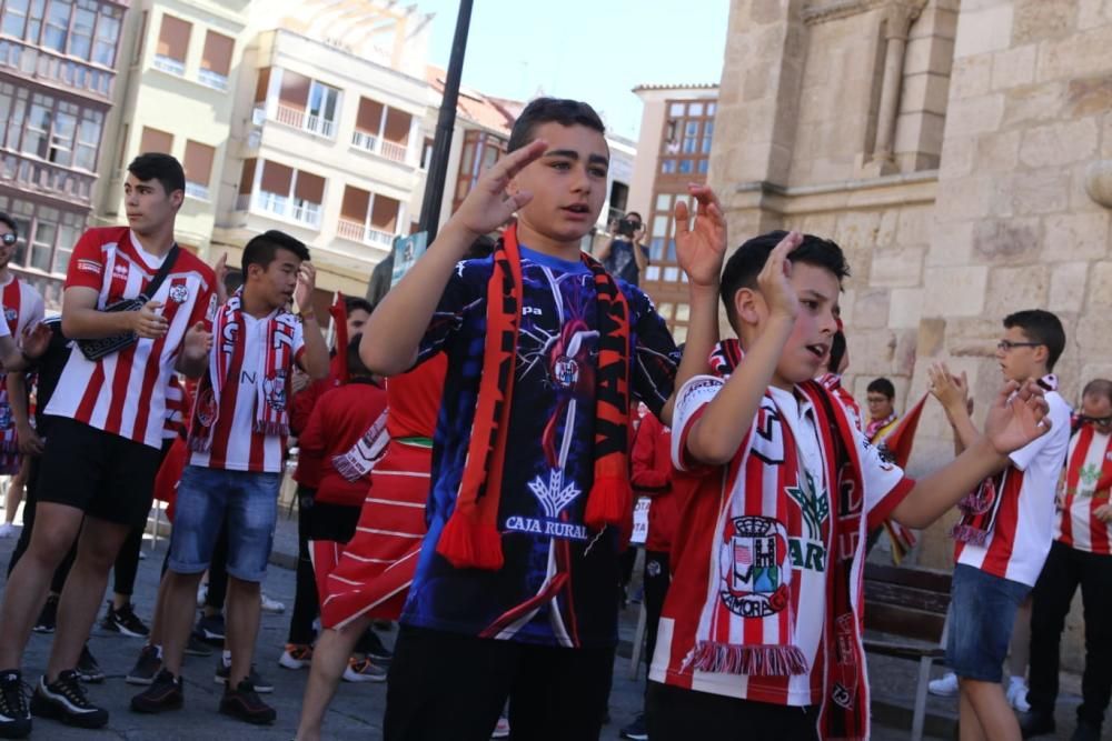 Espectacular ambiente previo al partido de play off Zamora CF - El Haro Deportivo