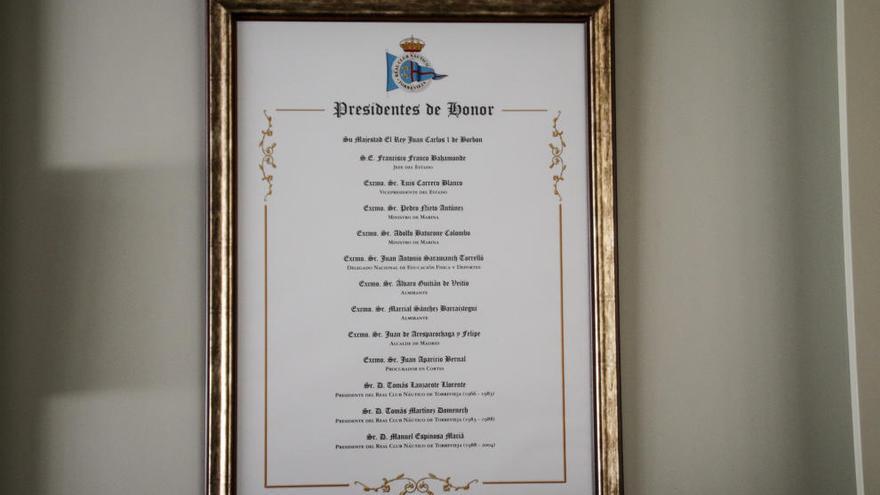 Imagen del cuadro que glosa la lista de presidentes de honor de la entidad