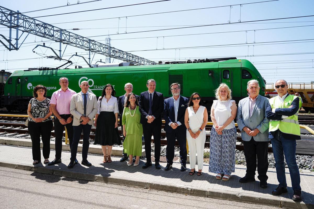 Presentación de las inversiones de Go Transport y Grupo Jorge, este viernes en el Port de Tarragona, con una de las nuevas locomotoras que servirán para el transporte de cereales. Presentación de las inversiones de Go Transport y Grupo Jorge, este viernes en el Port de Tarragona, con una de las nuevas locomotoras que servirán para el transporte de cereales.