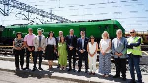 Presentación de las inversiones de Go Transport y Grupo Jorge, este viernes en el Port de Tarragona, con una de las nuevas locomotoras que servirán para el transporte de cereales.