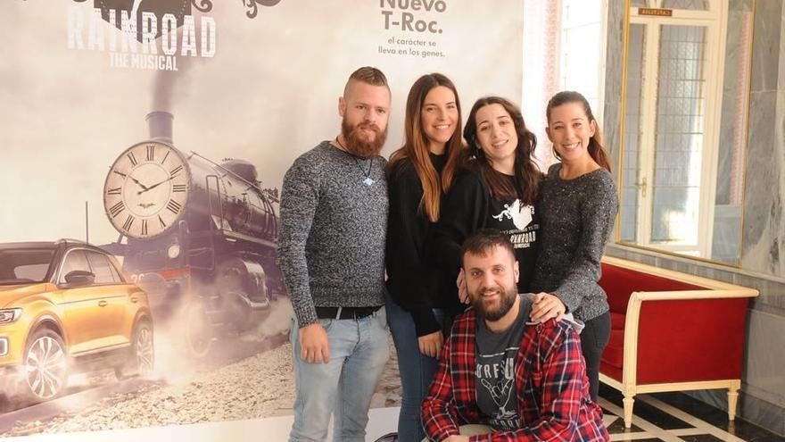 Parte del equipo de &#039;Rainroad&#039;, ayer durante la presentación del espectáculo en el Salón de los Espejos del Teatro Romea.