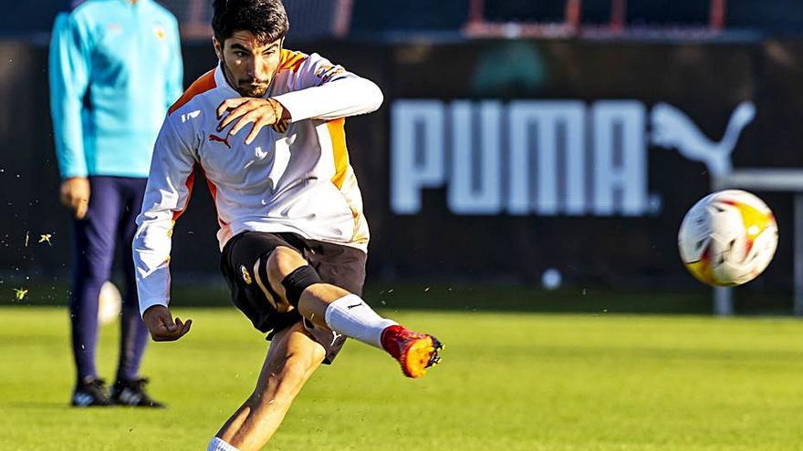 Carlos Soler golpea la pelota en Paterna.  | VALENCIA CF