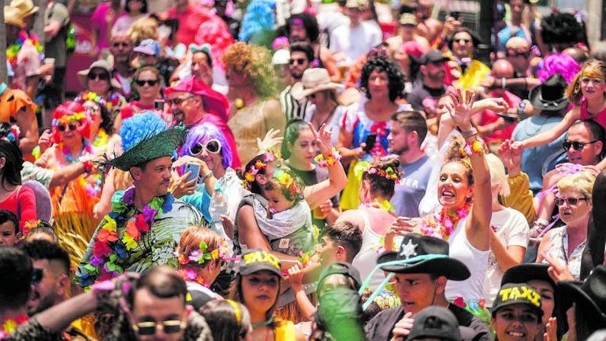 El Carnaval  de Santa Cruz se refugia del calor en los bailes de noche con orquestas