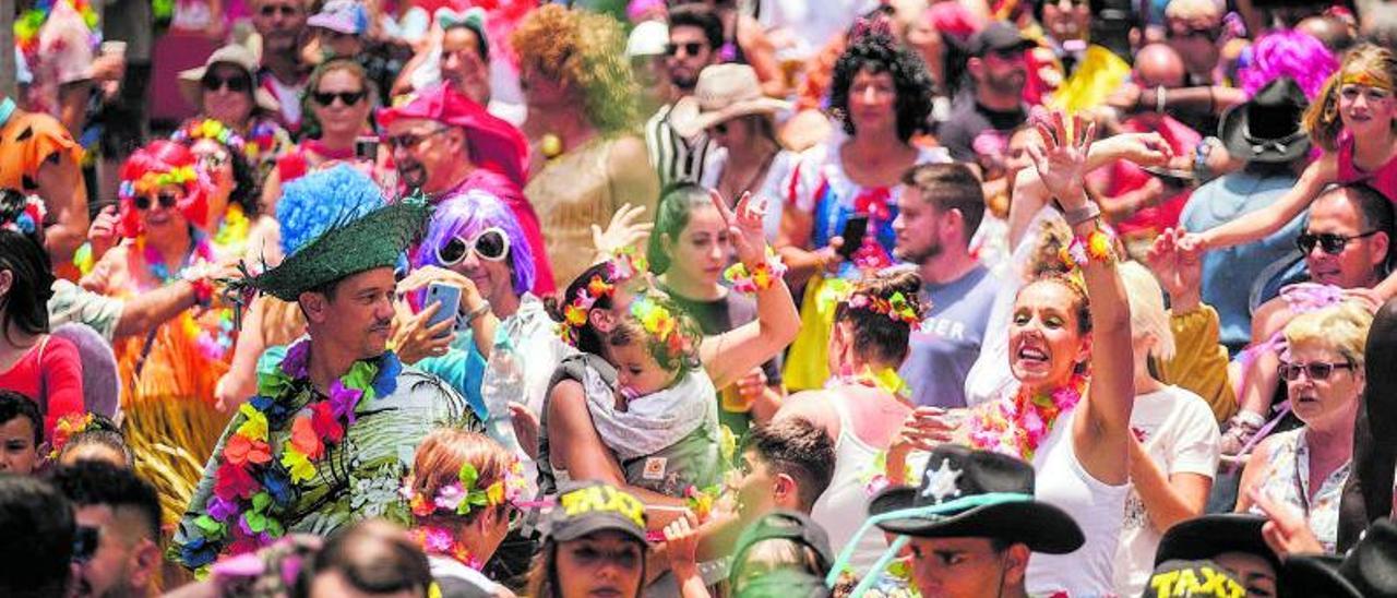 El Carnaval  de Santa Cruz se refugia del calor en los bailes de noche con orquestas  |  ANDRÉS GUTIÉRREZ
