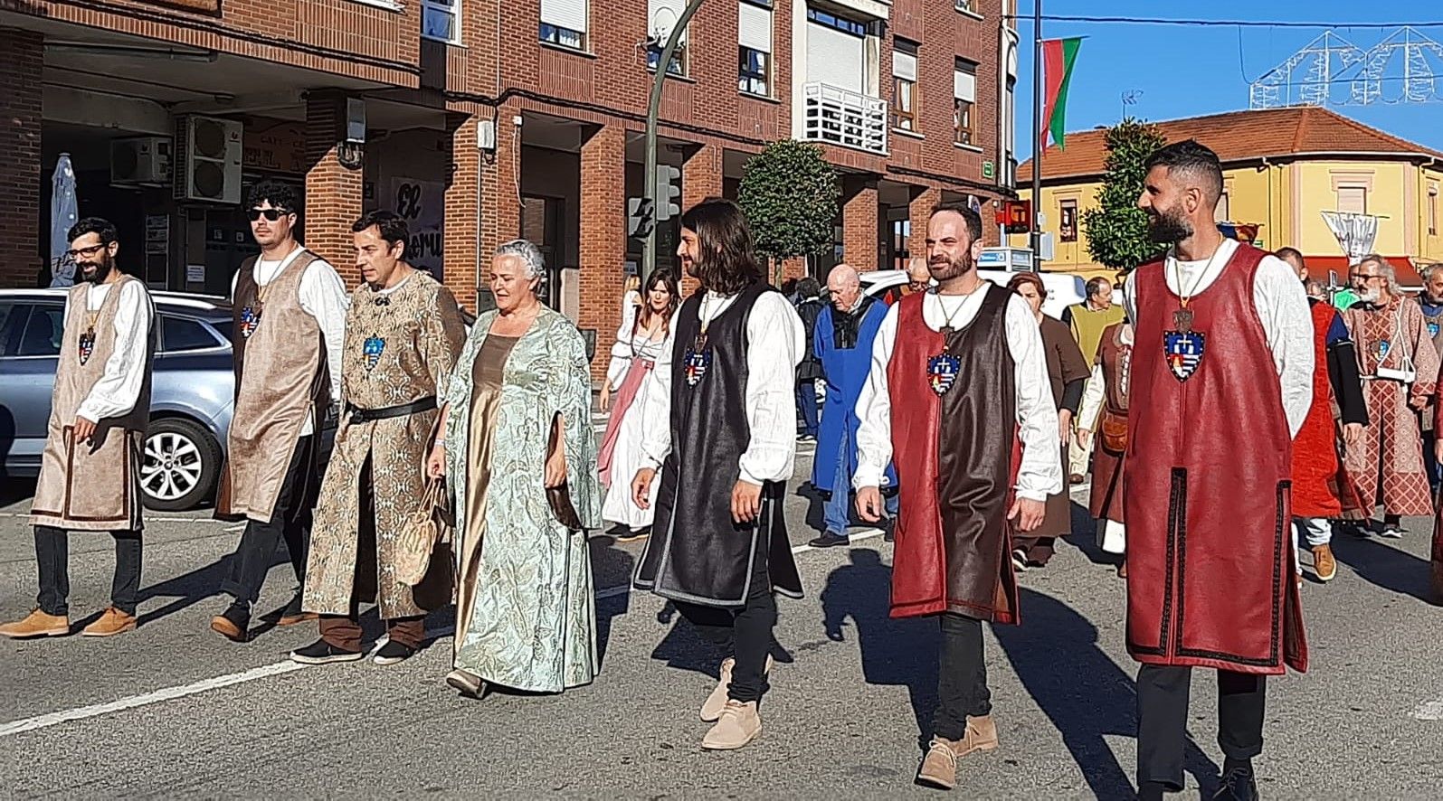 Una multitud &quot;medieval&quot; toma las calles de Posada: así ha sido el desfile y el pregón con el que arrancan los Exconxuraos en Llanera