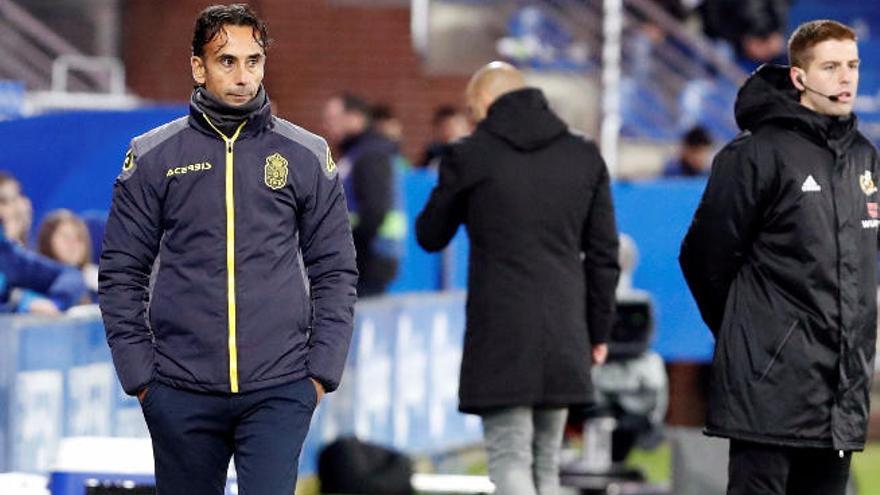 Paquito Ortiz camina por la banda del Estadio de Mendizorroza.