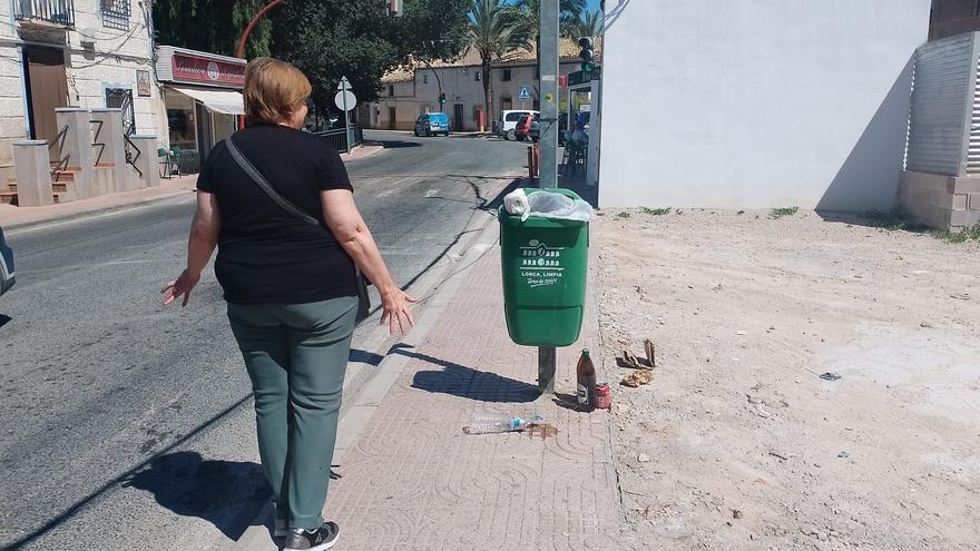 Quejas vecinales en la pedanía lorquina de La Paca por la falta de limpieza viaria