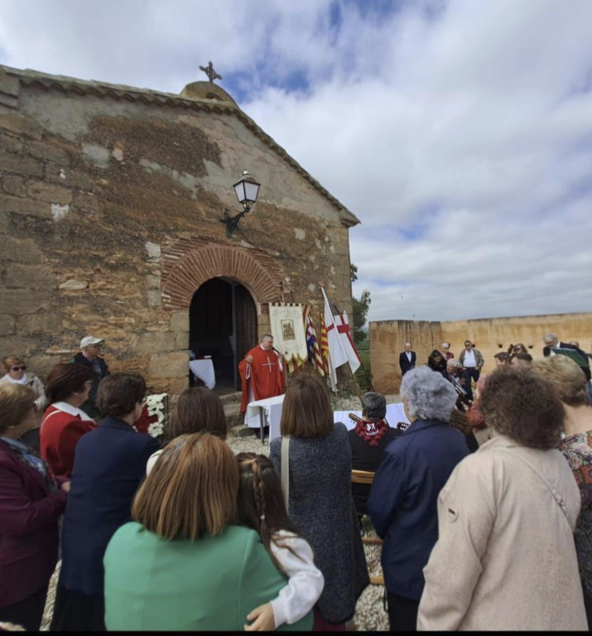 La misa se celebró en la zona exterior de la ermita. | SERVICIO ESPECIAL