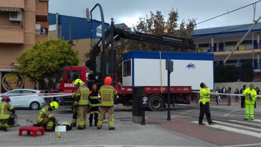 Un camión queda atrapado en la catenaria del tranvía en València