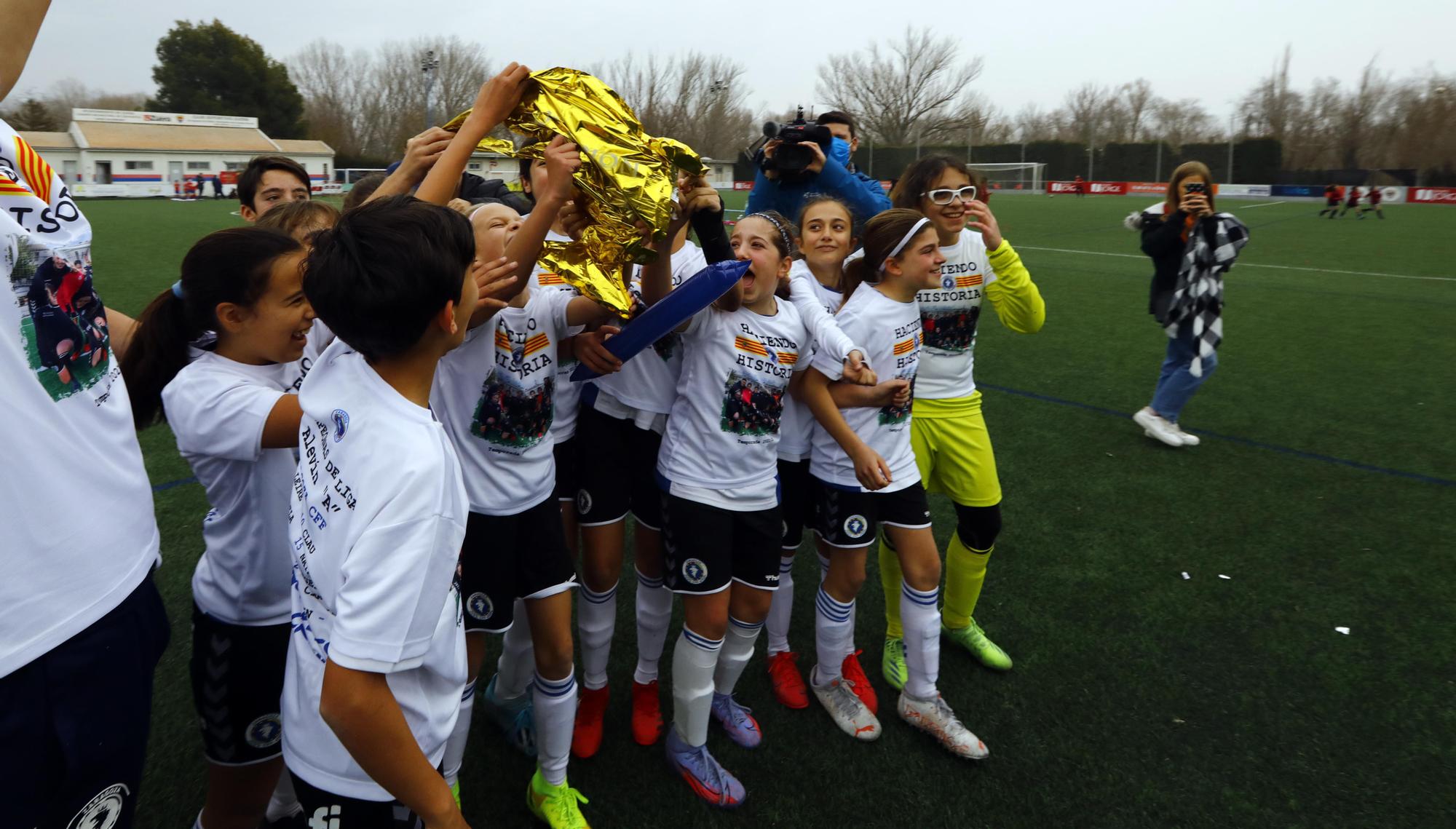 El Alevín del Zaragoza CFF hace historia al ganar una Liga mixta con mayoría de chicos