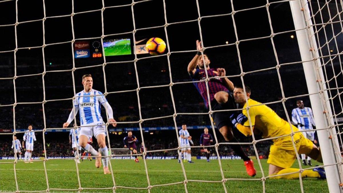 La afición del Leganés criticó al VAR por el gol de Luis Suárez