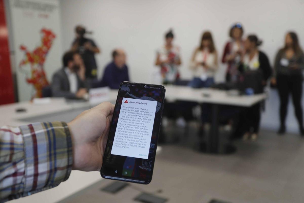 Primera prueba del EsAlert, en octubre de 2022, con la consellera Gabriela Bravo.