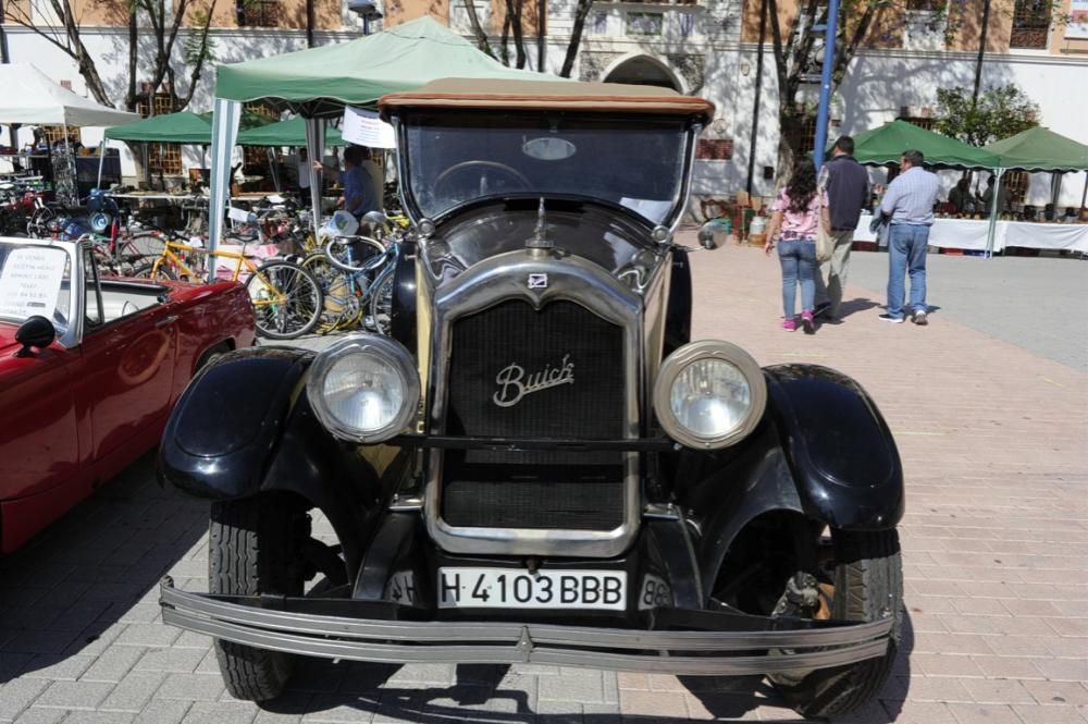 Lo coches antiguos conquistan  el Cuartel de Artillería