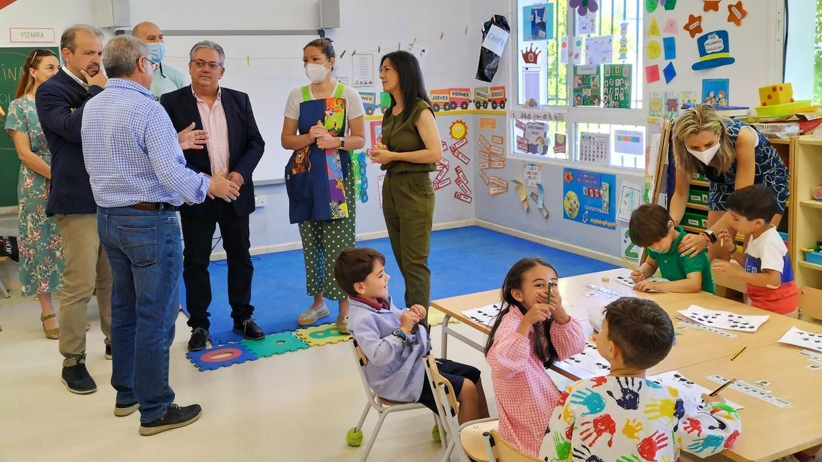 La consejera durante su visita al colegio El Llano de Monesterio