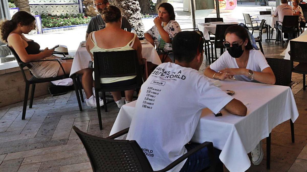 En Elche también se cena en terrazas al aire libre este verano. | ANTONIO AMORÓS