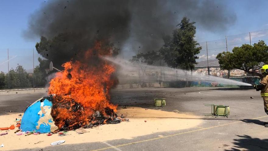 Los Bomberos en la cremà de una de las hogueras escolares