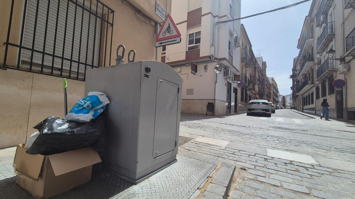 Contenedor soterrado en la calle Juan Muñoz de Castilla de Lucena, una de las afectadas por la polémica.