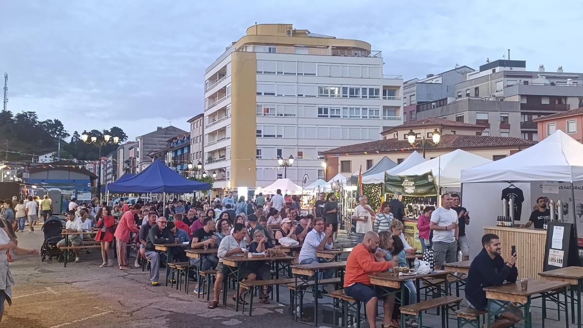 Ambiente durante la feria de la cerveza en Ribadesella