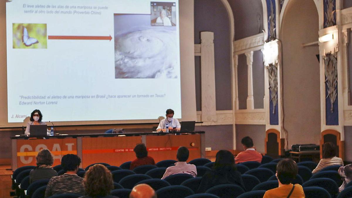 Henar Díez, coordinadora del programa “Gijón con ciencia”, junto al epidemiólogo Pedro Arcos. | Marcos León