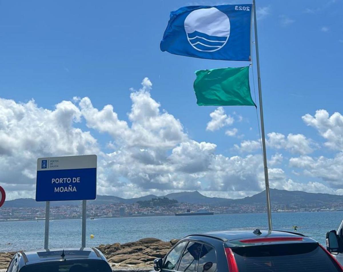 Bandera azul en la playa de O Con, en Moaña. |  // G.N.