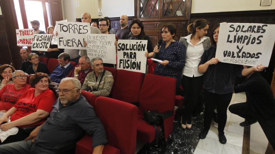 Vecinos protestando en el pleno de Sagunt