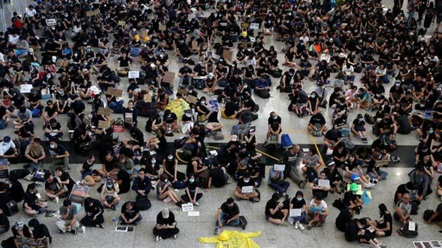 Cientos de manifestantes llevan la protesta al aeropuerto de Hong Kong