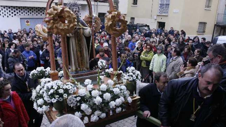 La plaza de San Antolín, a rebosar a la llegada de la procesión con la imagen de San Antonio Abad