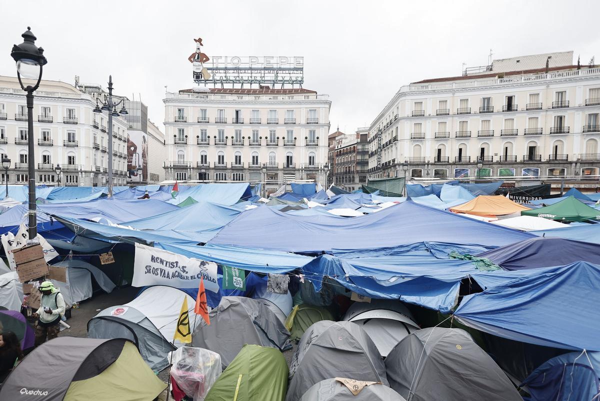 MADRID, 04/10/2026.- Cientos de personas continúan acampadas por el derecho a la vivienda, en la Puerta del Sol de Madrid, este domingo. EFE/ Sergio Perez