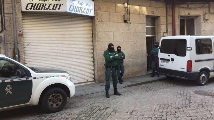 La Guardia Civil, en uno de los locales registrados.  // Jesús Regal