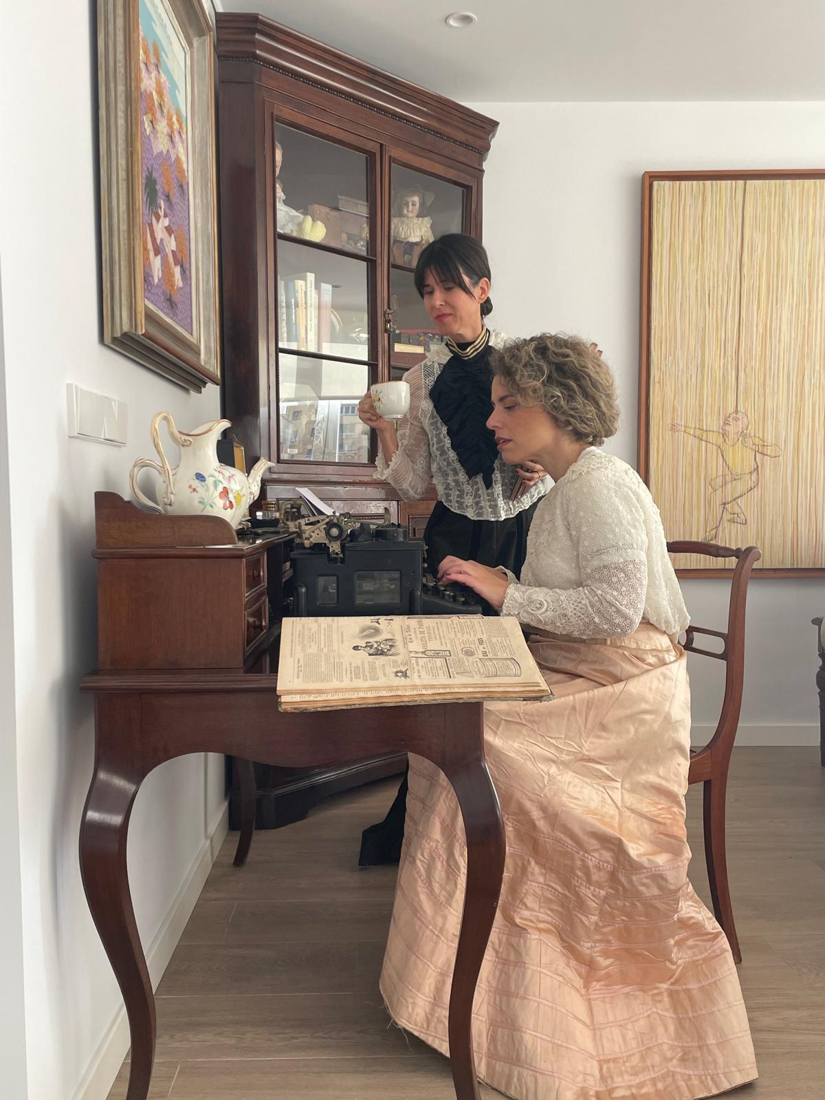 Laura López y Celia Bermejo grabando el Podcast