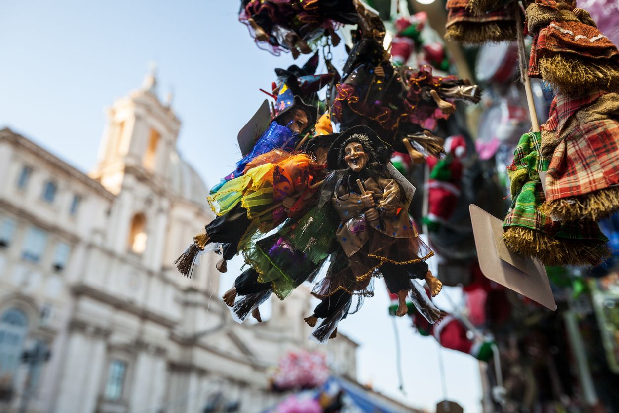En la Piazza Navona de Roma la Befana es la protagonista de los mercadillos navideños
