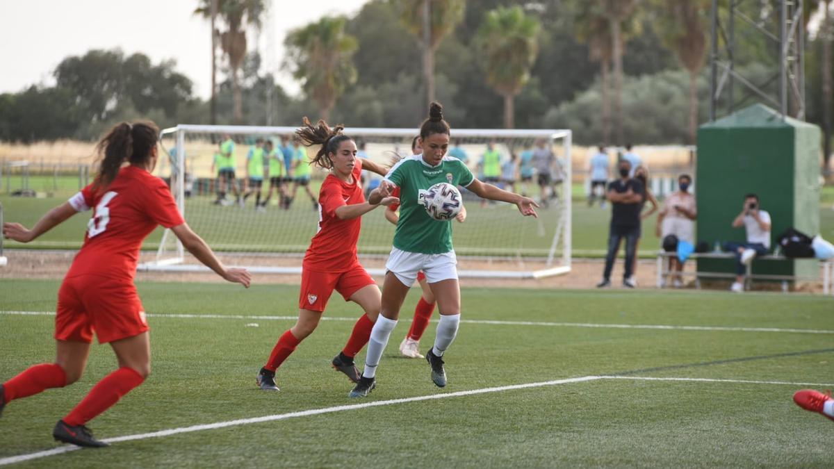 Lucía Moral &#039;Wifi&#039;, durante un encuentro del Córdoba CF Femenino, esta pretemporada.