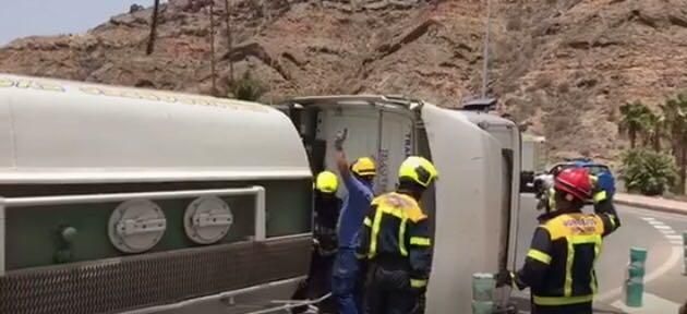 Aparatoso vuelco de un camión de agua en Mogán