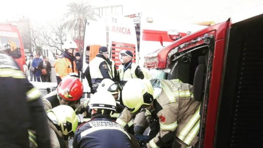 Una furgoneta vuelca en las Torres de Serranos