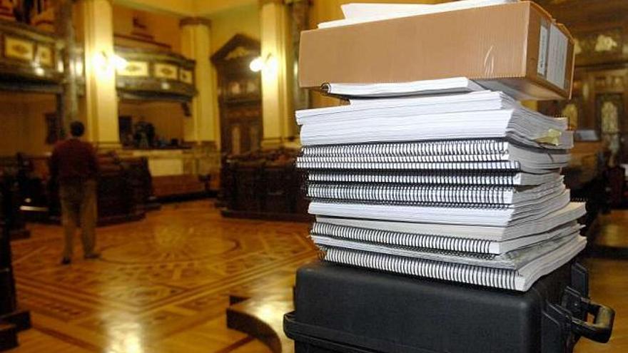 Montaña de documentos que conforman la revisión del plan general, ayer, en el salón de plenos. / fran martínez