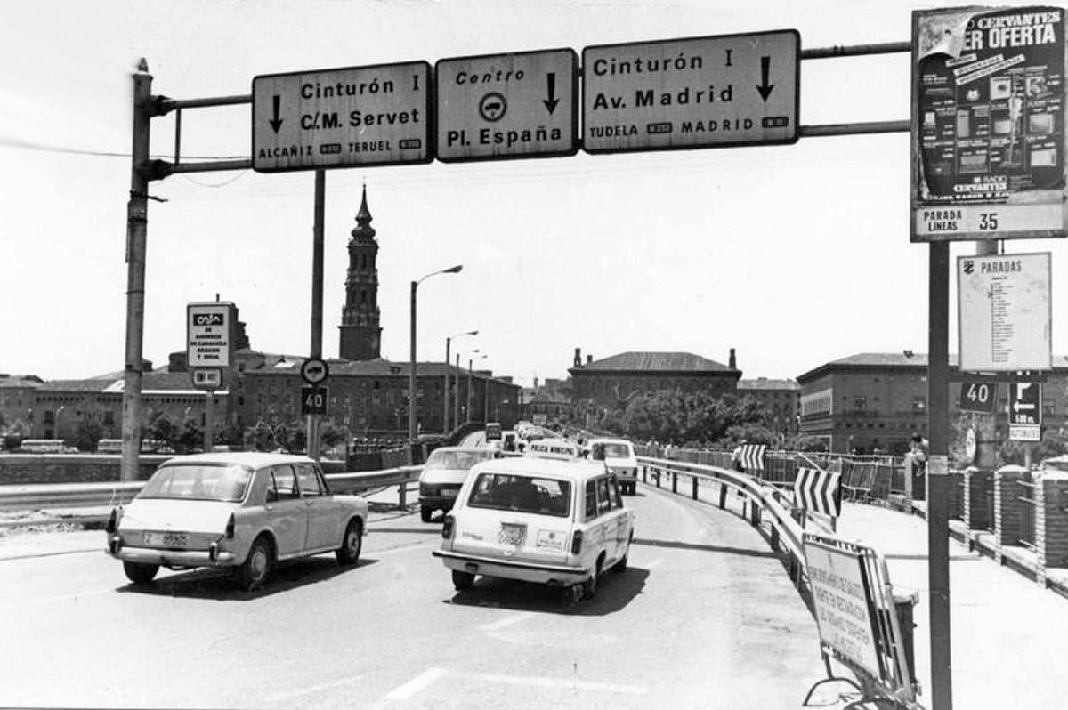 Puente de Piedra con tres carriles de circulación hacia 1985, con el coche como actor predominante.