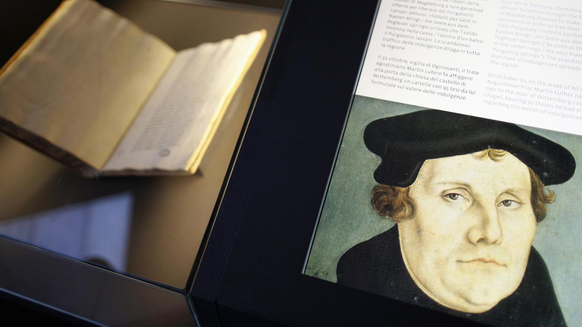 Imagen de Martin Lutero en un libro