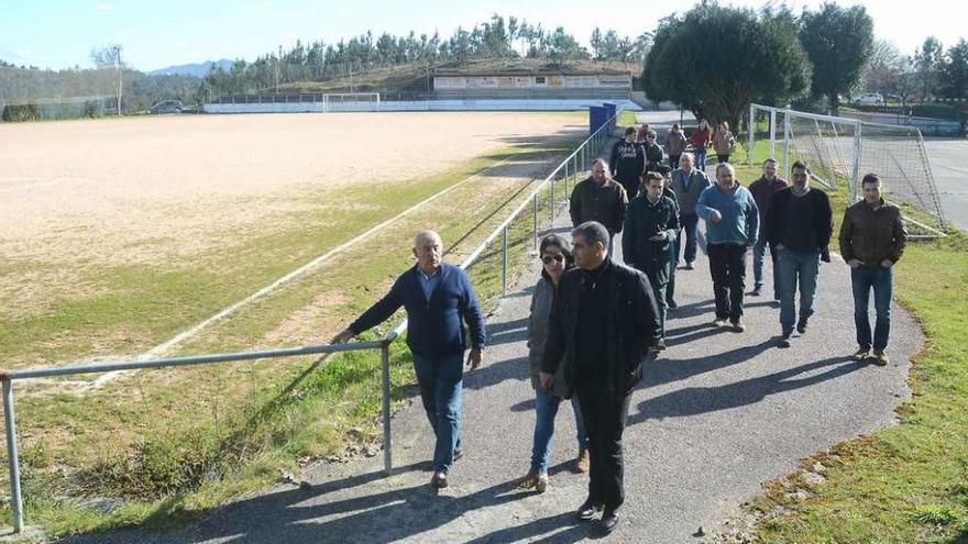 Visita de alcalde y concelleiros al campo de fútbol de Cerponzóns. // Rafa Vázquez