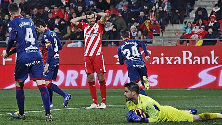 Stuani es posa les mans al cap després de desaprofitar una ocasió en un partit de Lliga contra l&#039;Osca aquesta temporada a Montilivi.