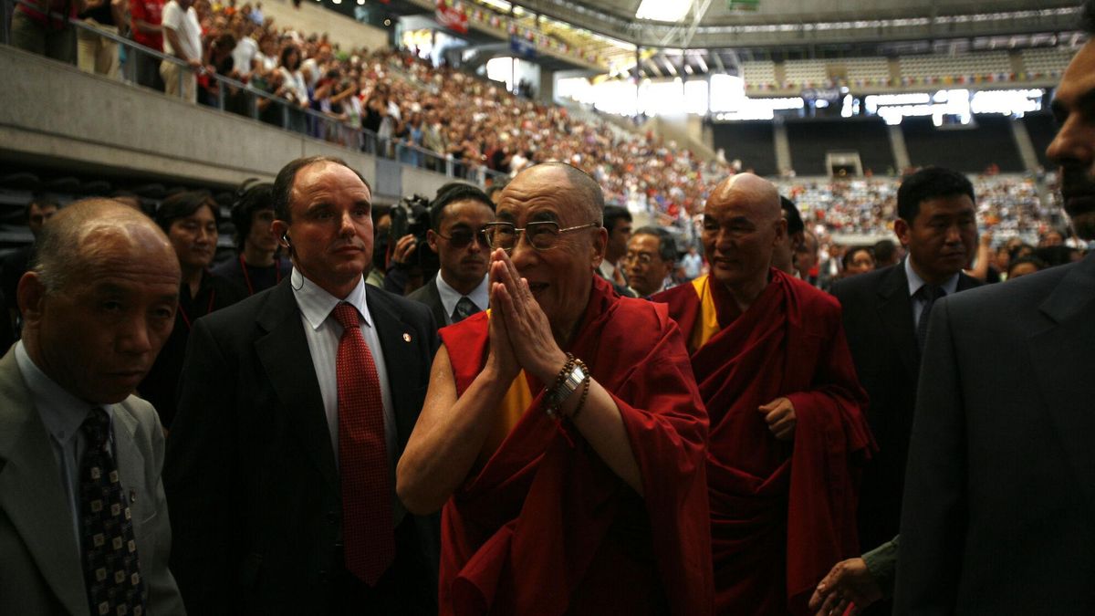 Dalái Lama vs. Trump: lucha libre espiritual en el Palau Sant Jordi
