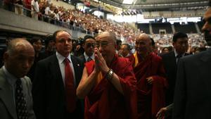 BARCELONA 10/09/2007 CONFERENCIA DEL DALAI LAMA TENZIN GYATSO EN EL PALAU SANT JORDI FOTO FERRAN NADEU. RELIGION , BUDISMO , DALAI LAMA , TENZIN GYATSO , VIAJES , VISITA BARCELONA 2007 , LIDER ESPIRITUAL , CONFERENCIA EN EL PALAU SANT JORDI _ GENERAL, PLANO
