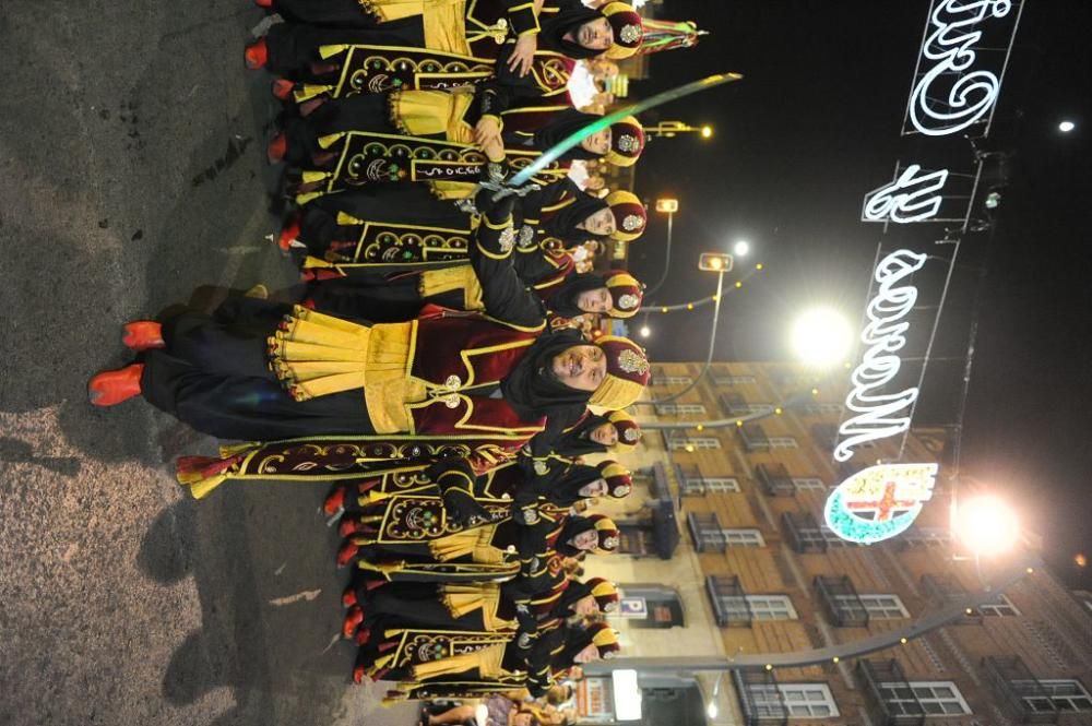 Desfile de Moros y Cristianos por las calles de Mu