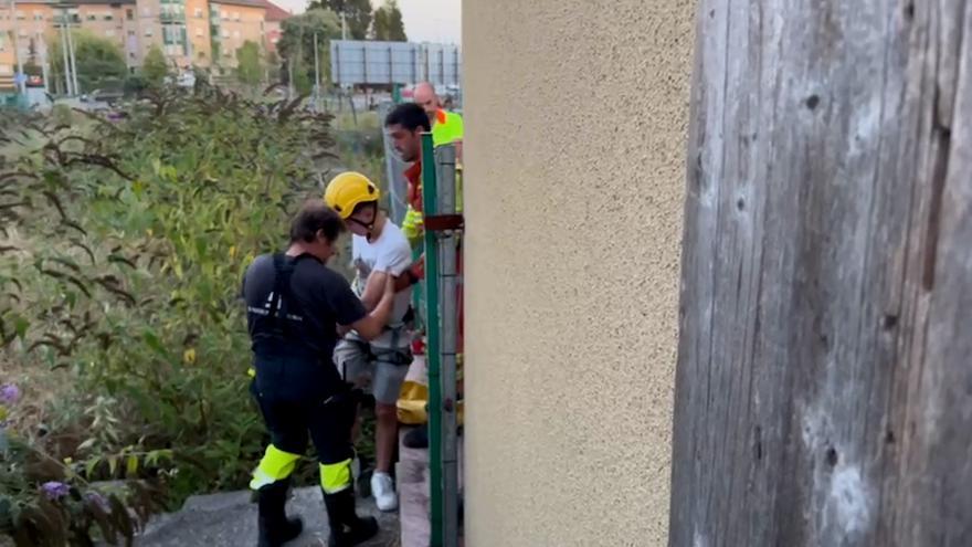 Rescatan a un niño de 15 años que cayó en un pozo de una obra en Lugones