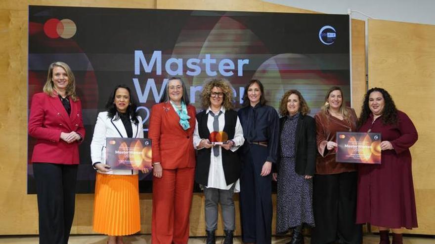 Casi la mitad de los españoles (45,7%) considera que las mujeres parten en desventaja para emprender un negocio