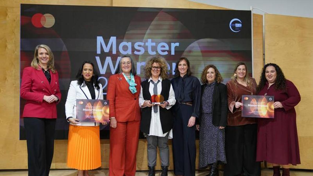 De izquierda a derecha: Ángela de Miguel, presidenta de CEPYME; Yukonda Esparragoza, finalista de MasterWomen 2026; Gricell Garrido, presidenta de ASEME; Sara Sorribes, ganadora de MasterWomen2026; Paloma Real, presidenta de la División de Europa Occidental de Mastercard; Ángela Sánchez, directora de Productos Minoristas de Santander España; y Marta Prats y Rocío Huzón, finalistas de MasterWomen 2026.
