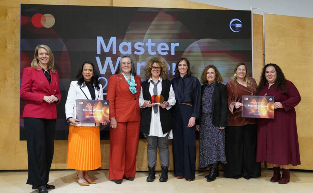 De izquierda a derecha: Ángela de Miguel, presidenta de CEPYME; Yukonda Esparragoza, finalista de MasterWomen 2026; Gricell Garrido, presidenta de ASEME; Sara Sorribes, ganadora de MasterWomen2026; Paloma Real, presidenta de la División de Europa Occidental de Mastercard; Ángela Sánchez, directora de Productos Minoristas de Santander España; y Marta Prats y Rocío Huzón, finalistas de MasterWomen 2026.