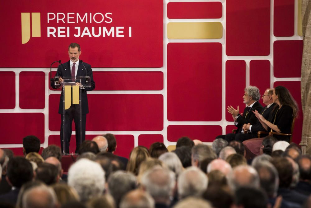 Instante de la ceremonia de entrega de los Premios Jaume I en la Lonja de València.