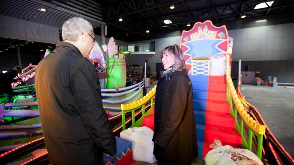 La alcaldesa de L'Hospitalet, Núria Marín, durante la visita que el viernes llevó a cabo a las carrozas que tenían que salir en la Cabalgata de la ciudad.